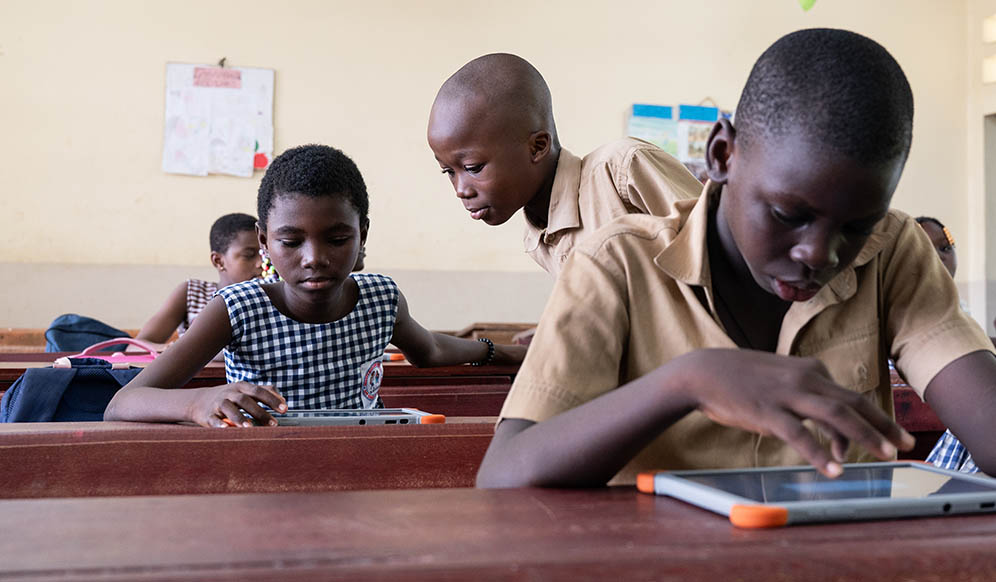 Ecole EEP à Cocody en Côte d'Ivoire - Des enfants travaillent en classe et sur tablette