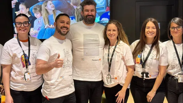 Les équipes d'Orange Espagne avec le T-shirt fondation pour la Journée mondiale de sensibilisation à l'autisme