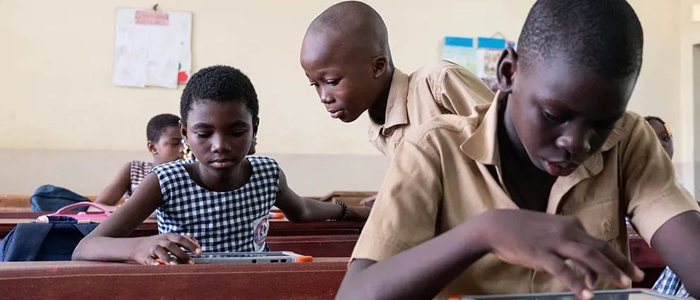 Ecole EEP à Cocody en Côte d'Ivoire - Des enfants travaillent en classe et sur tablette