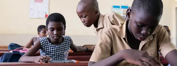 Ecole EEP à Cocody en Côte d'Ivoire - Des enfants travaillent en classe et sur tablette